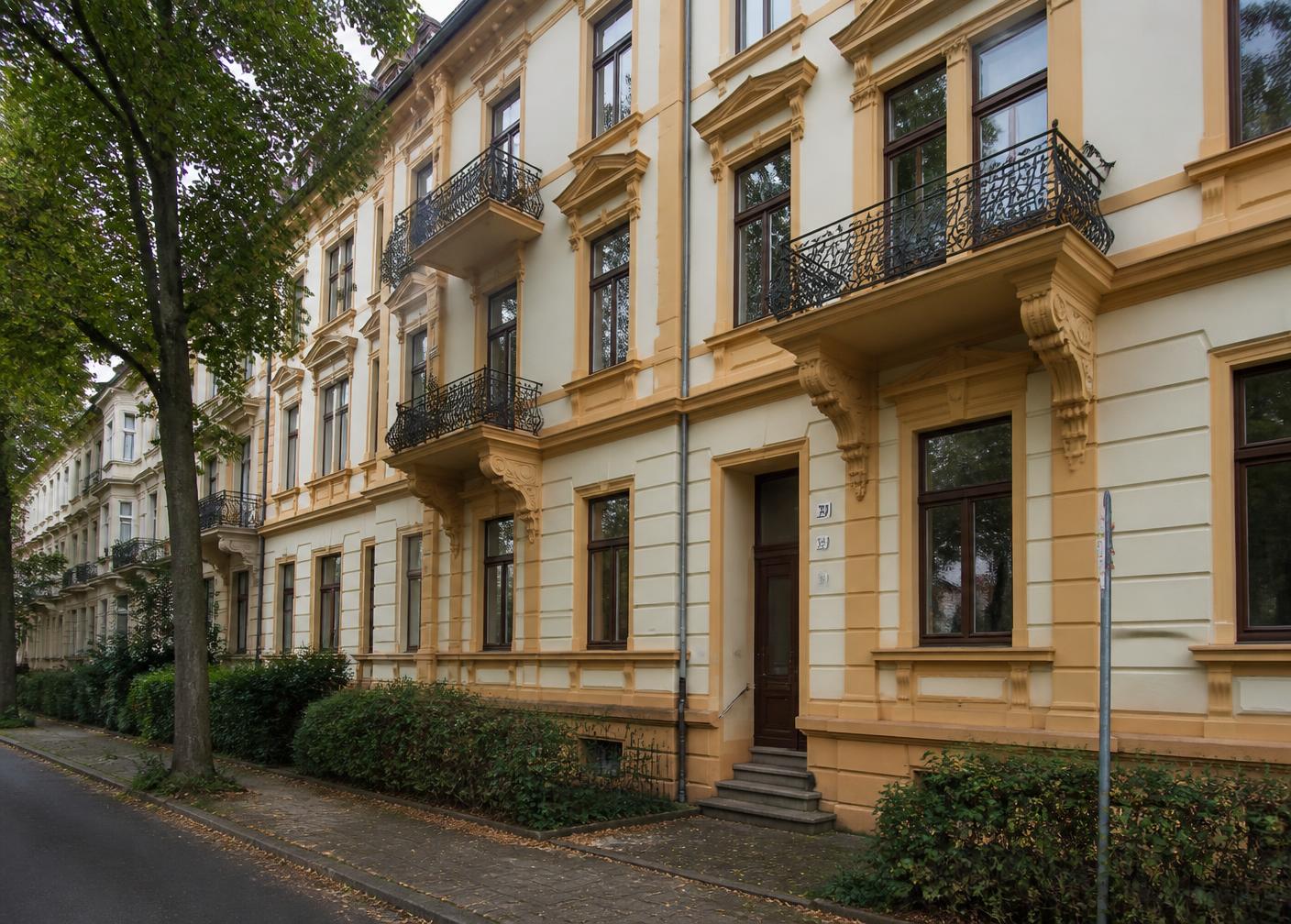 Gepflegte Altbaufassade in einer ruhigen Wohnstraße in Mainz